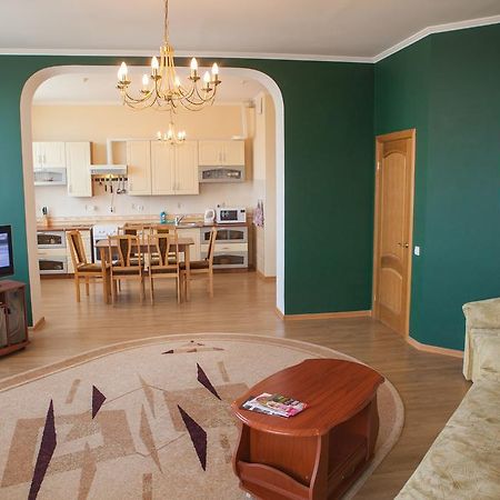 Apartment In 2 Min From Poznyaky Metro Station Киев Екстериор снимка