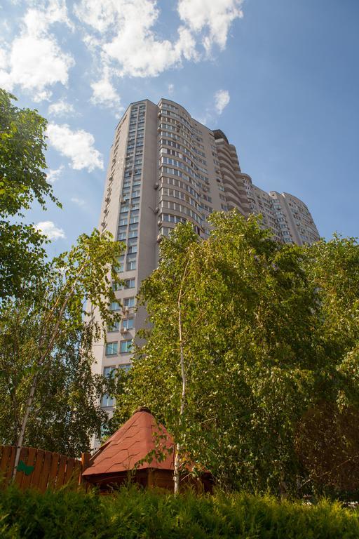 Apartment In 2 Min From Poznyaky Metro Station Киев Екстериор снимка