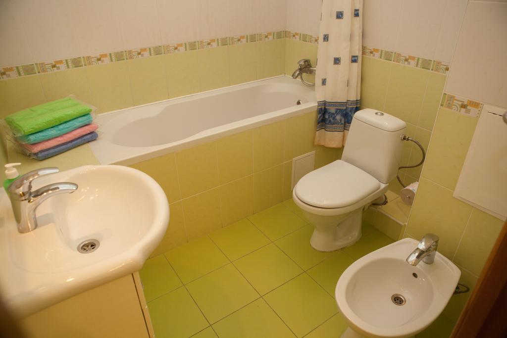Apartment In 2 Min From Poznyaky Metro Station Киев Екстериор снимка