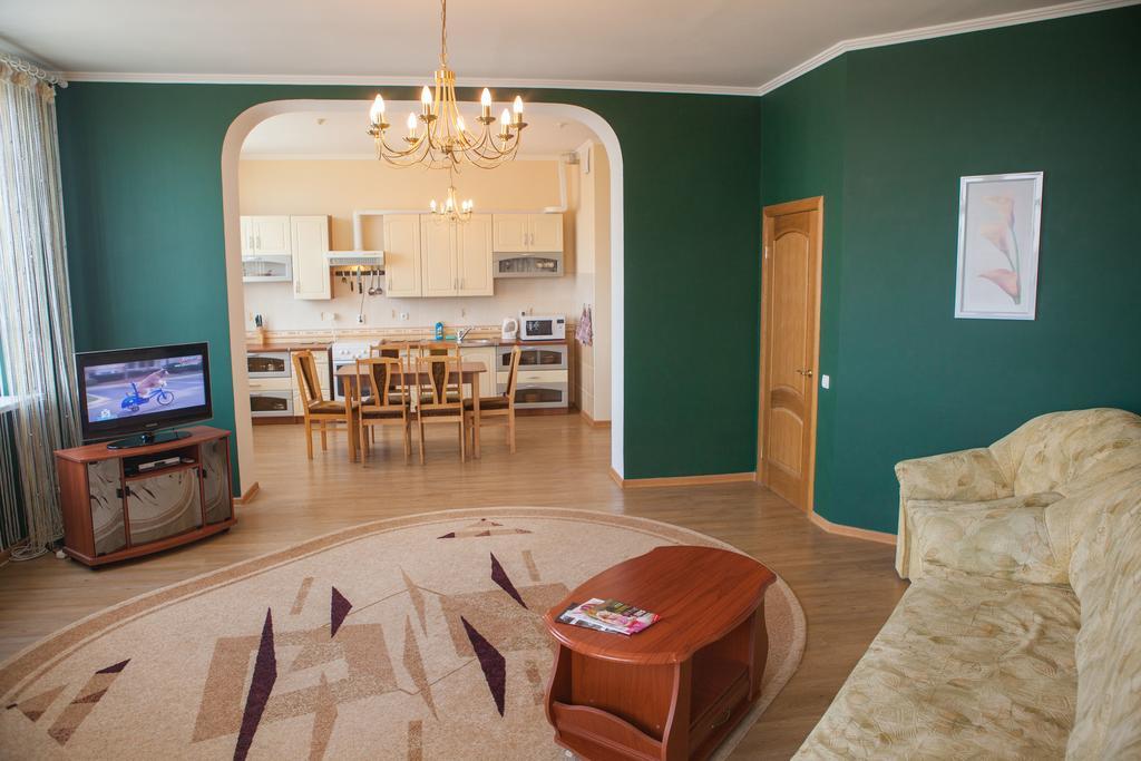 Apartment In 2 Min From Poznyaky Metro Station Киев Екстериор снимка