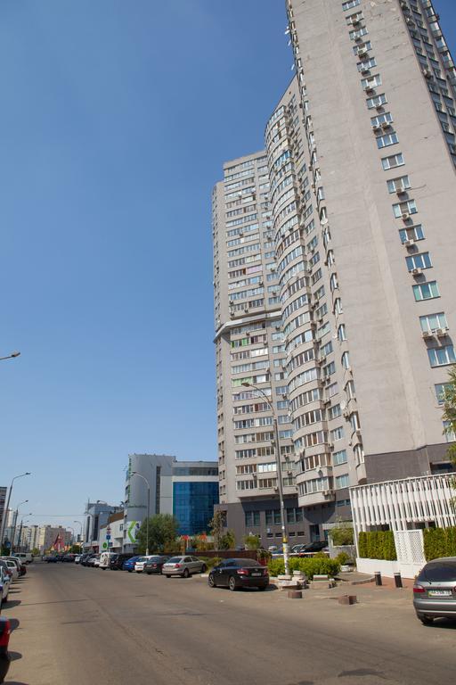 Apartment In 2 Min From Poznyaky Metro Station Киев Екстериор снимка
