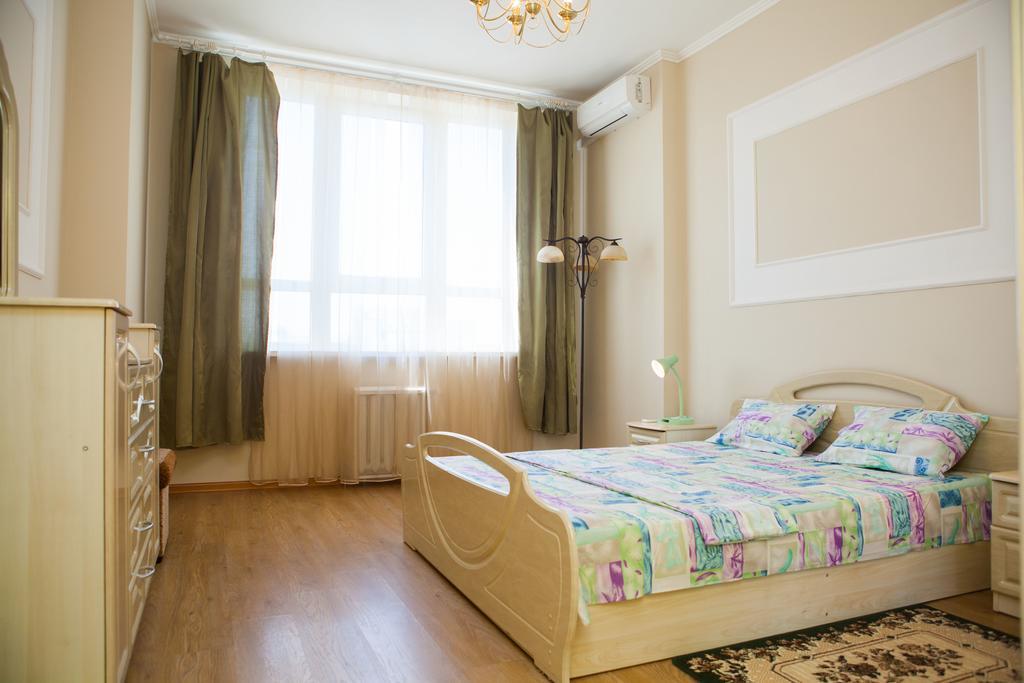 Apartment In 2 Min From Poznyaky Metro Station Киев Екстериор снимка