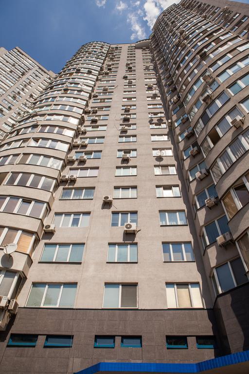 Apartment In 2 Min From Poznyaky Metro Station Киев Екстериор снимка