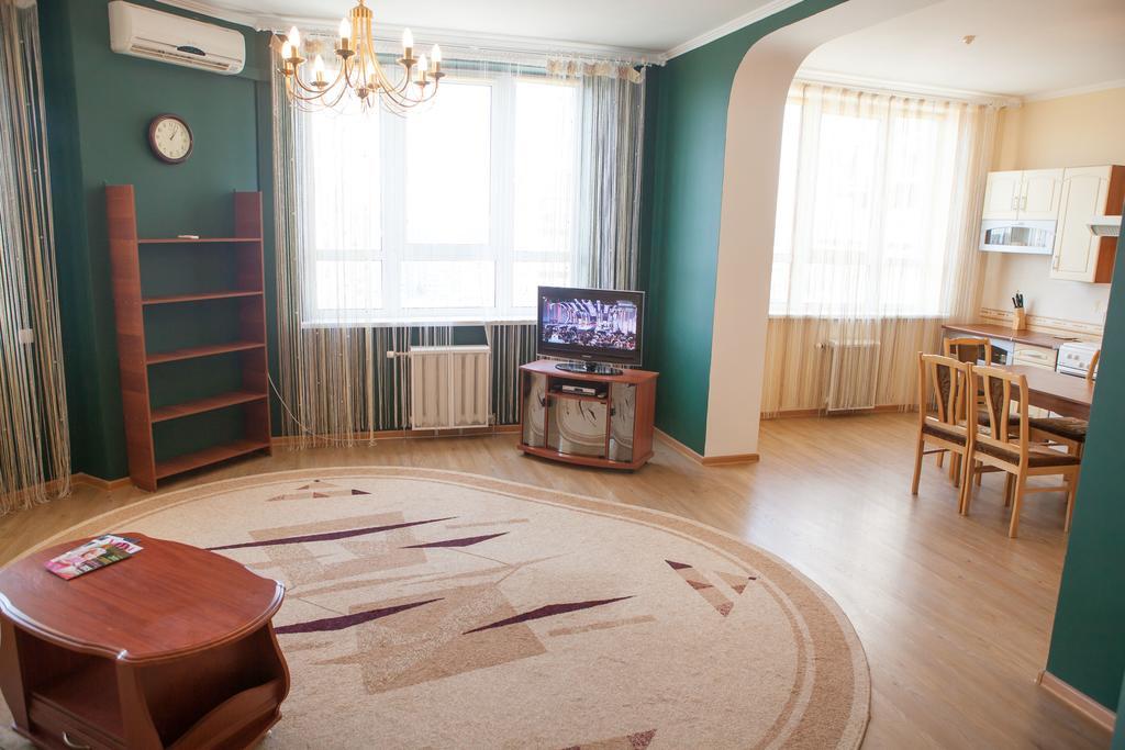 Apartment In 2 Min From Poznyaky Metro Station Киев Екстериор снимка