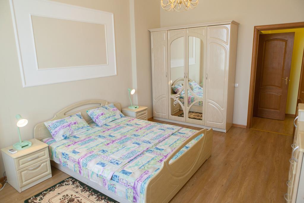 Apartment In 2 Min From Poznyaky Metro Station Киев Екстериор снимка