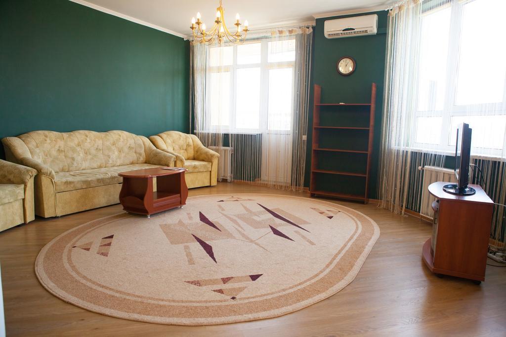 Apartment In 2 Min From Poznyaky Metro Station Киев Екстериор снимка
